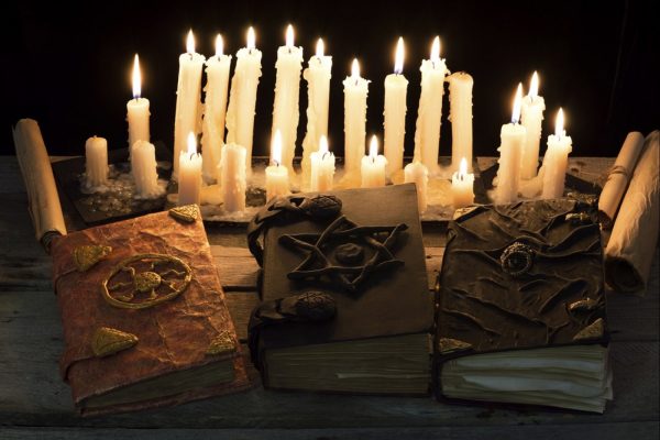 20151023182104-witchcraft-spooky-halloween-candles-magic-books